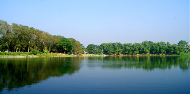 Historic Lakeside Walk