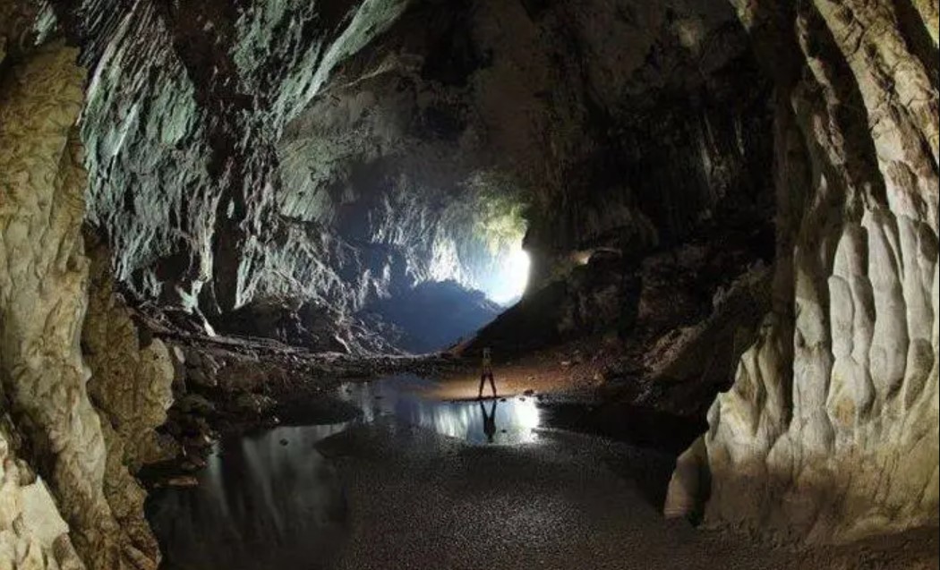 Dark Tunnel